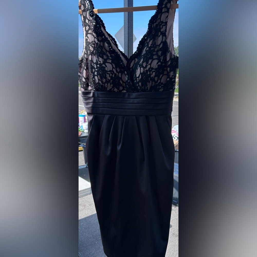 Elegant Black Lace Dress with pockets!